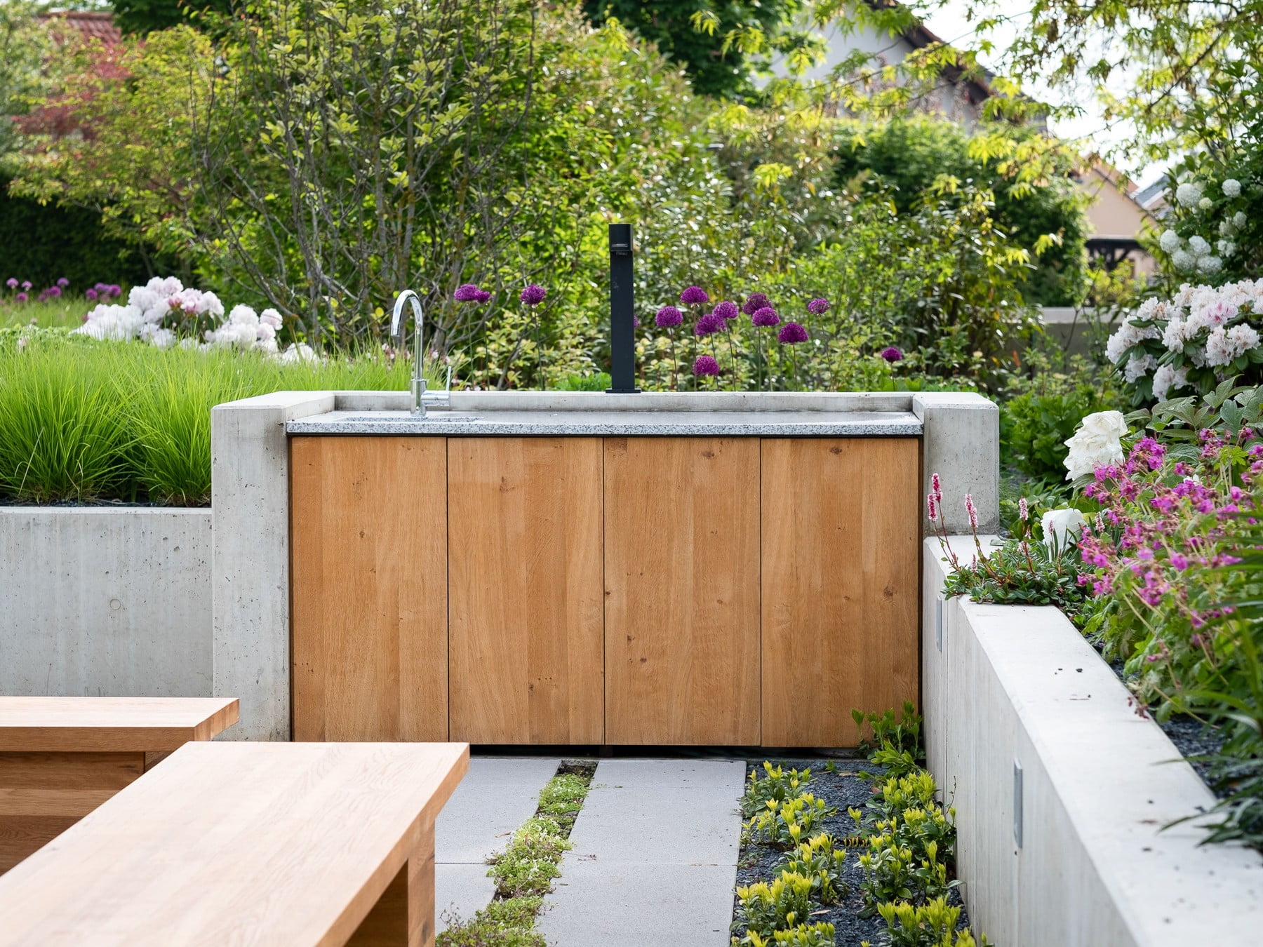 Zbuduj swoją własną kuchnię na świeżym powietrzu – połącz materiały takie jak beton, kamień i drewno