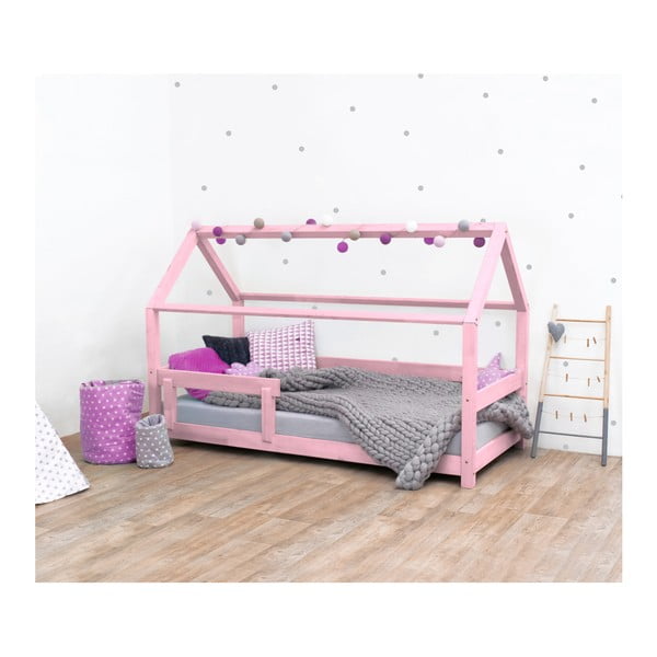 Różowe łóżko dziecięce z bokami z naturalnego drewna świerkowego Benlemi Tery, 90x180 cm