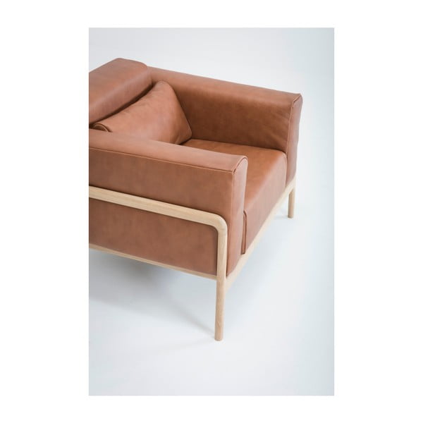 Karmelowy fotel z konstrukcją z litego drewna dębowego Gazzda Fawn-image-2