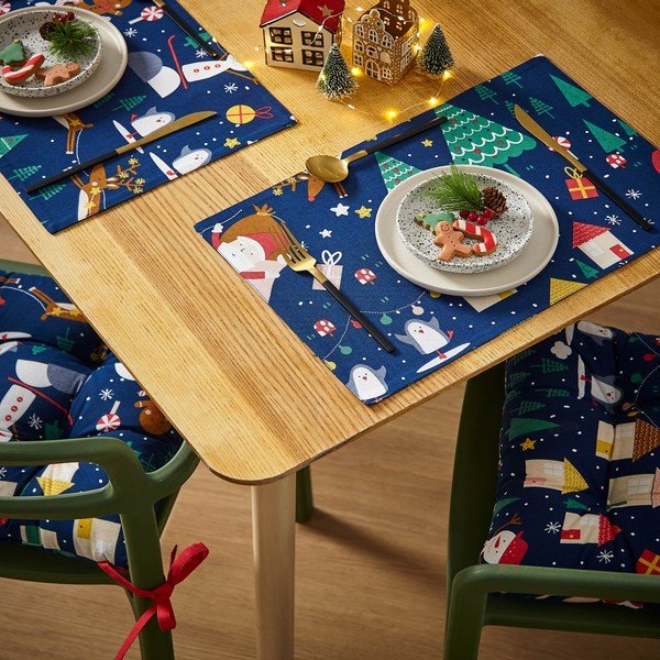 Tekstylne maty stołowe ze świątecznym motywem zestaw 2 szt. 30x46 cm Santa's Christmas Wonderland – Catherine Lansfield-image-3