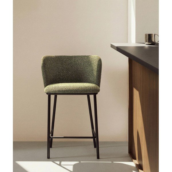Ciemnozielony tapicerowany hoker (wysokość siedziska 65 cm) Ciselia – Kave Home-image-1