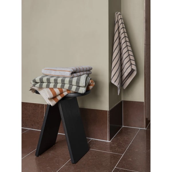 Zielony ręcznik kąpielowy z bawełny organicznej frotte 70x140 cm Arto – Blomus-image-1