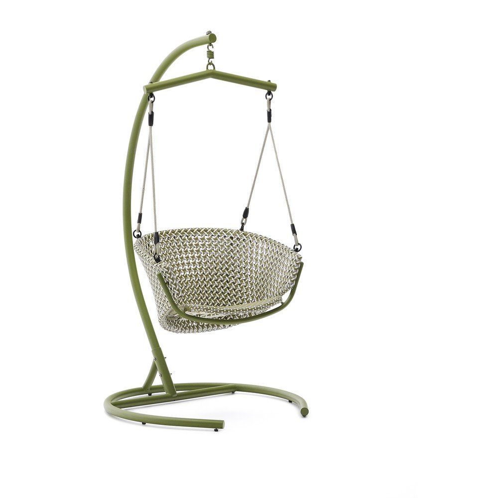 Zielony rattanowy wiszący fotel ogrodowy Saliga – Kave Home