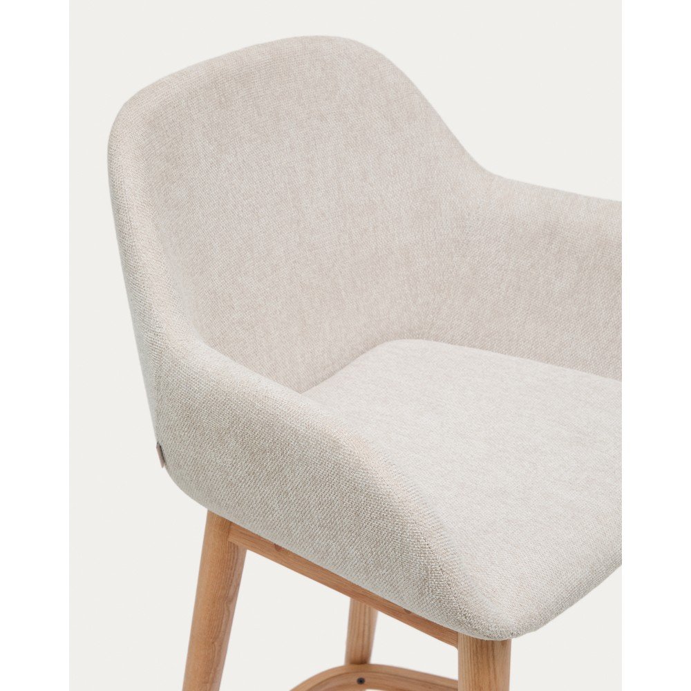 Beżowy tapicerowany hoker z podłokietnikami (wysokość siedziska 66 cm) Konna – Kave Home (zdjęcie 9)