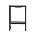 Czarny hoker z litego drewna mahoniowego Calixta – Kave Home