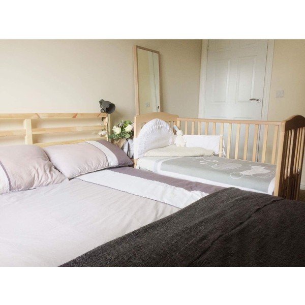 Łóżeczko drewniane na kółeczkach z regulowanym bokiem YappyKids Qu, 120x60 cm-image-1