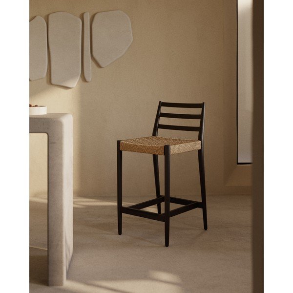 Czarno-naturalny hoker z litego drewna dębowego (wysokość siedziska 65 cm) Analy – Kave Home-image-1