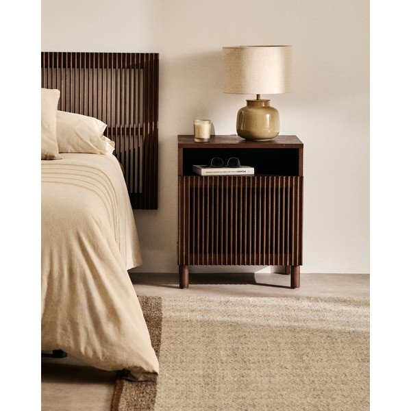 Ciemnobrązowa szafka nocna w dekorze orzecha z półką Beyla – Kave Home-image-1