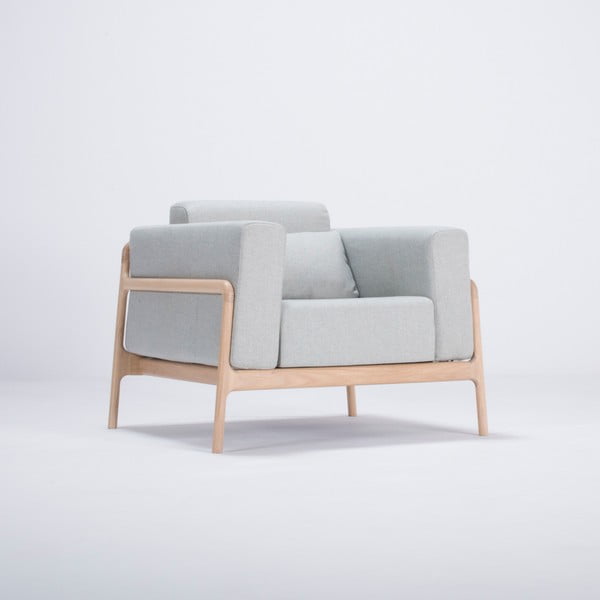 Fotel z konstrukcją z drewna dębowego z niebieskoszarą tekstylną poduszką Gazzda Fawn