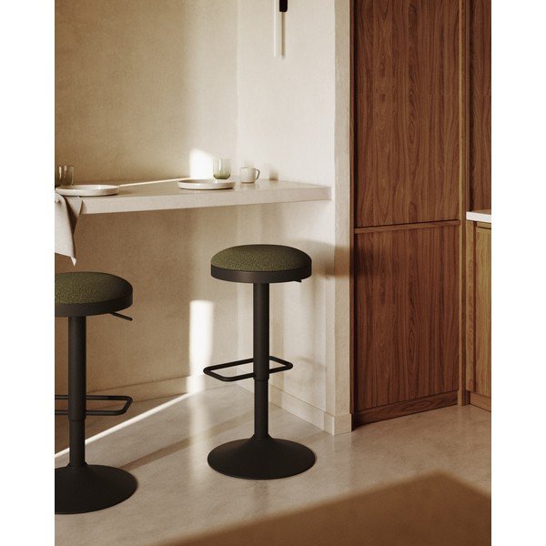 Ciemnozielone tapicerowane hokery zestaw z regulowaną wysokością 2 szt. (wysokość siedziska 53,5 cm) Zaib – Kave Home-image-1