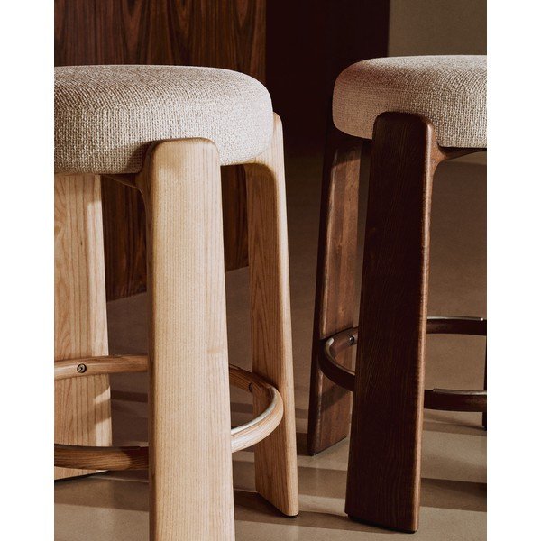 Beżowo-naturalny kolorze hoker z litego drewna jesionowego (wysokość siedziska 65 cm) Granite – Kave Home-image-4