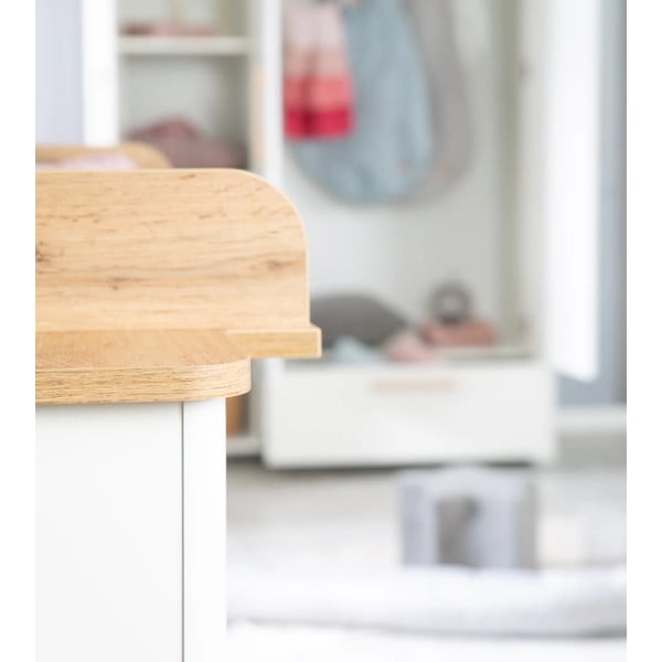 Biała niska komoda dziecięca w dekorze dębu z przewijakiem 119x100 cm Ava – Roba-image-4