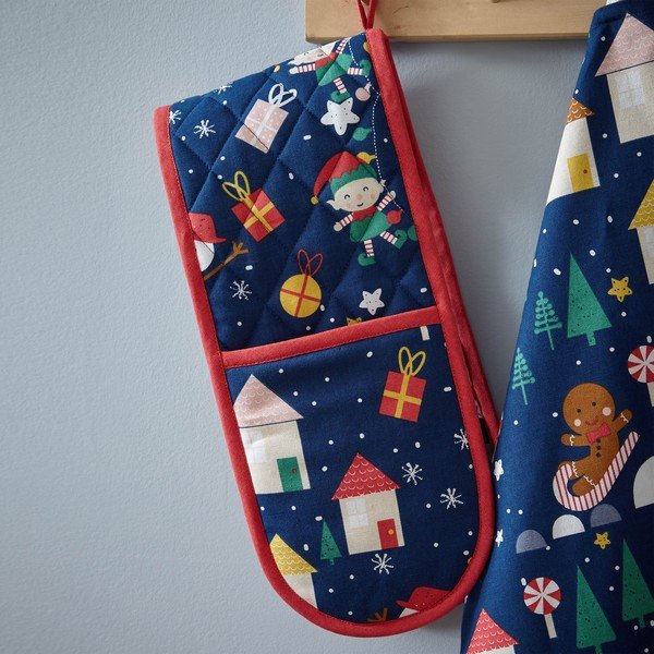 Rękawica kuchenna ze świątecznym motywem Santa's Christmas Wonderland – Catherine Lansfield-image-1