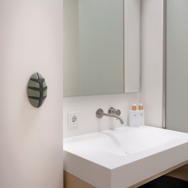 Ciemnozielony haczyk ścienny Bug – Spinder Design-image-3