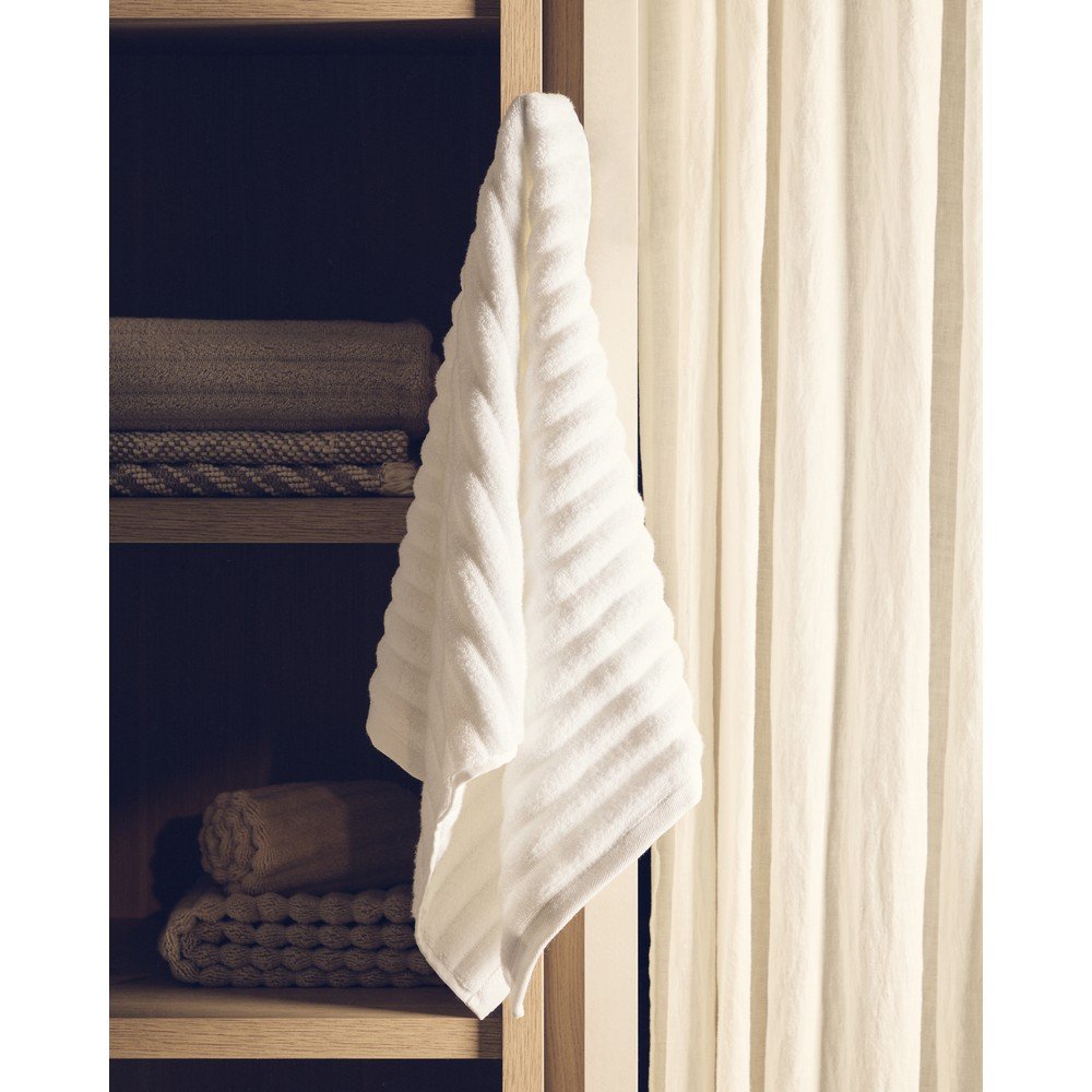 Biały bawełniany ręcznik frotte 50x90 cm Navira – Kave Home (zdjęcie 6)