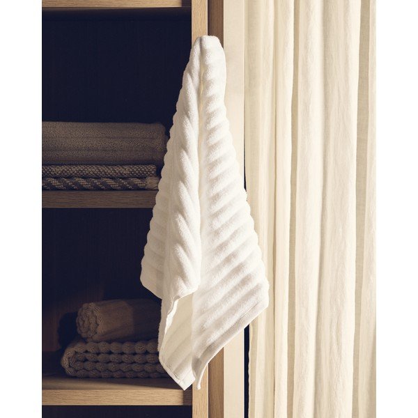 Biały bawełniany ręcznik frotte 50x90 cm Navira – Kave Home-image-1