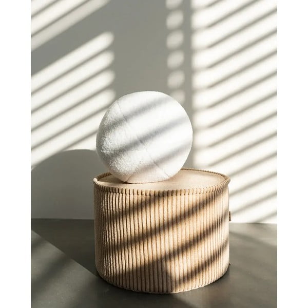 Kremowa poduszka na sofę dziecięcą z materiału bouclé Ball – Wigiwama-image-4