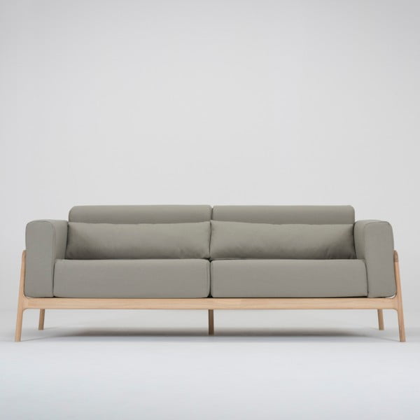 Jasnoszara sofa 4-osobowa z konstrukcją z litego drewna dębowego Gazzda Fawn
