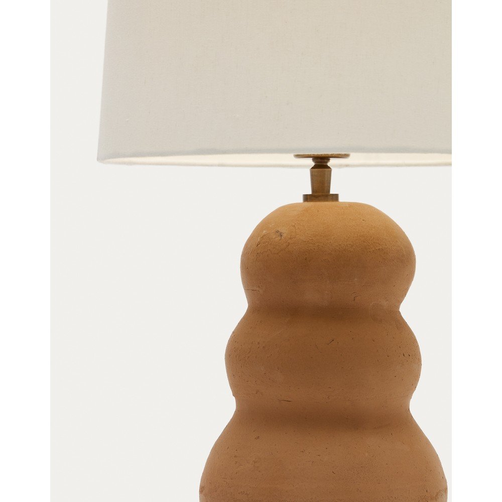 Kamienna lampa stołowa w naturalnym kolorze z tekstylnym kloszem (wysokość 55 cm) Madsen – Kave Home (zdjęcie 4)