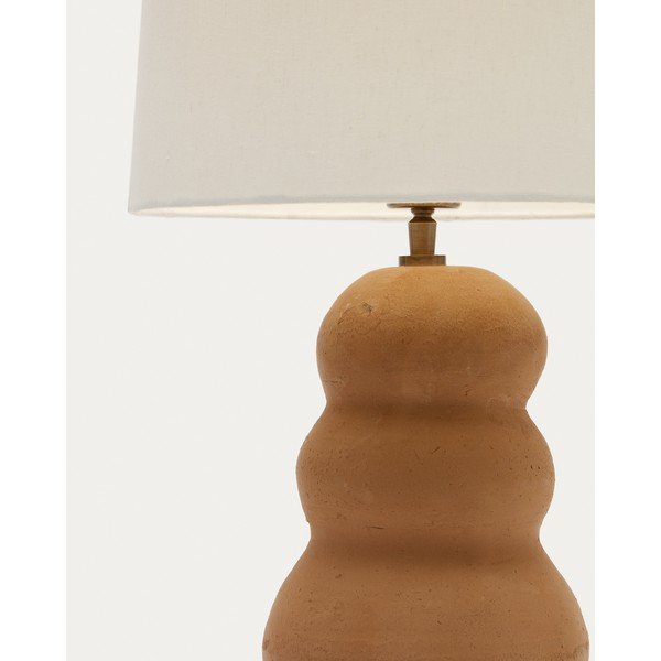 Kamienna lampa stołowa w naturalnym kolorze z tekstylnym kloszem (wysokość 55 cm) Madsen – Kave Home-image-3