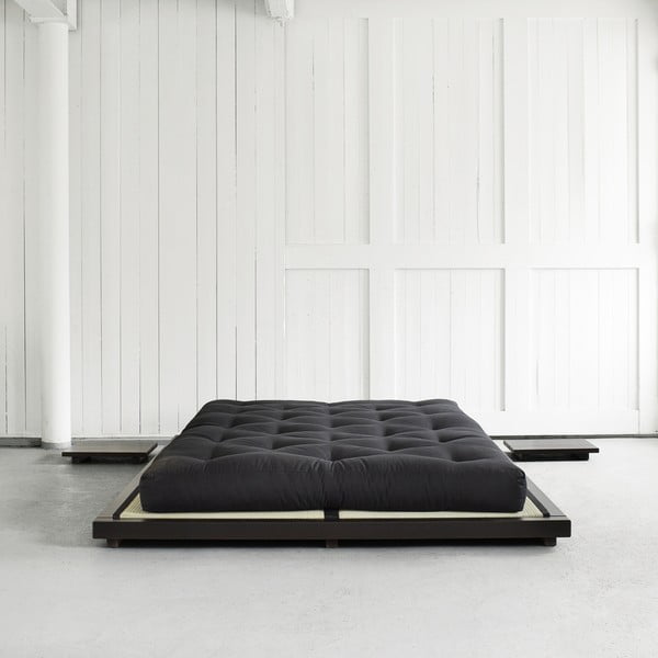Łóżko dwuosobowe z drewna sosnowego z materacem a tatami Karup Design Dock Comfort Mat Black/Black, 160x200cm-image-1