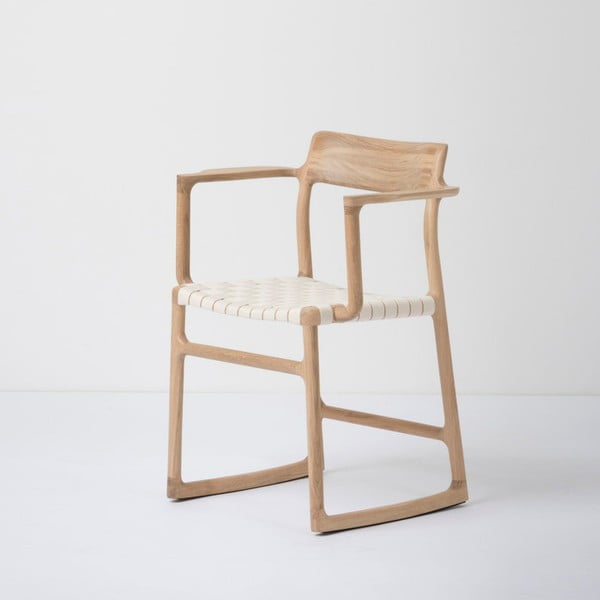 Krzesło z litego drewna dębowego z podłokietnikami i białym siedziskiem Gazzda Fawn
