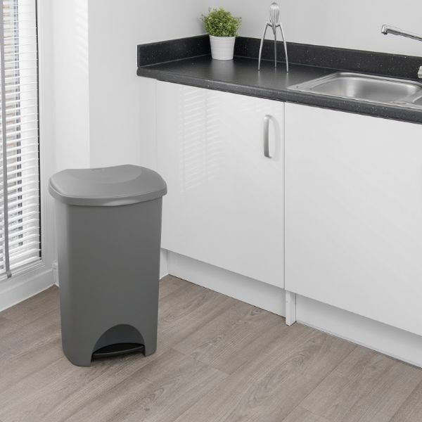 Biały kosz na śmieci na pedał z wiekiem Addis, 41x33x62,5 cm-image-1