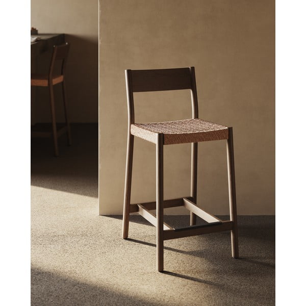 Brązowy hoker z litego drewna dębowego (wysokość siedziska 65 cm) Yalia – Kave Home-image-1