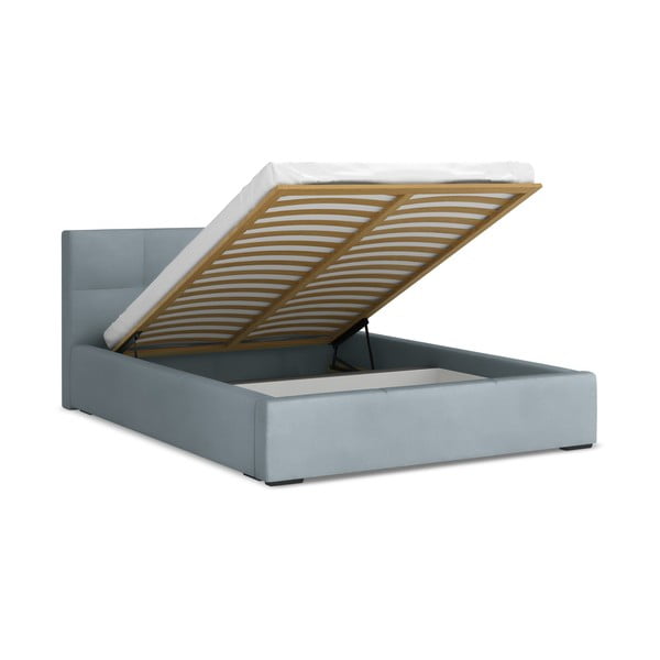 Jasnoniebieskie aksamitne tapicerowane łóżko dwuosobowe ze schowkiem ze stelażem 140x200 cm Hiko – Makamii-image-1