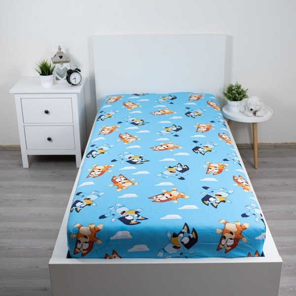 Niebieskie bawełniane prześcieradło dziecięce jednoosobowe z gumką 90x200 cm Bluey – Jerry Fabrics-image-1