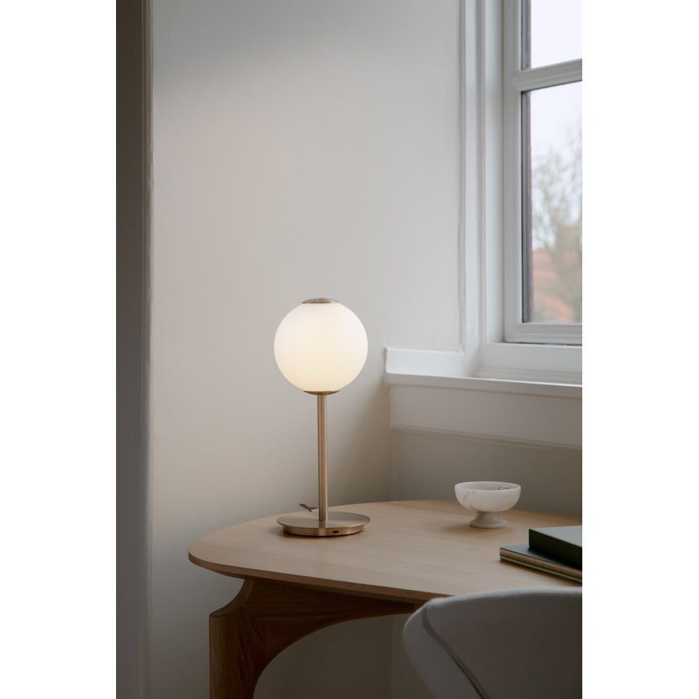 Metalowa lampa stołowa LED w kolorze mosiądzu ze ściemniaczem i szklanym kloszem (wysokość 37 cm) Audrey Table – UMAGE (zdjęcie 3)