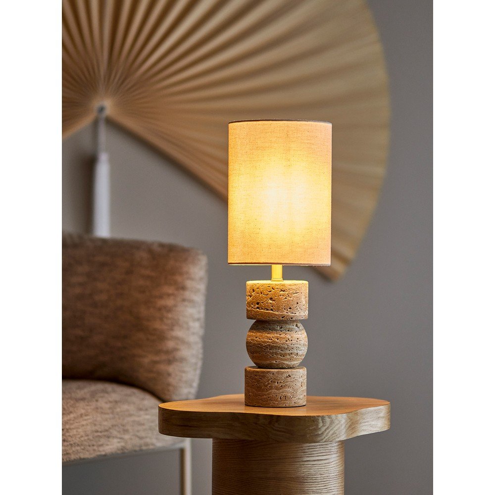 Kamienna lampa stołowa w naturalnym kolorze z tekstylnym kloszem (wysokość 53 cm) Marci – Bloomingville (zdjęcie 3)