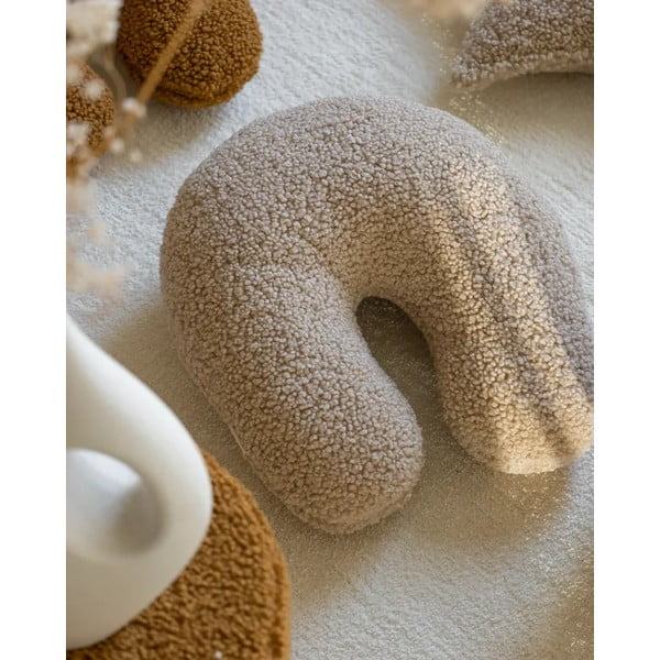 Jasnobrązowa poduszka na sofę dziecięcą z materiału bouclé U – Wigiwama-image-1