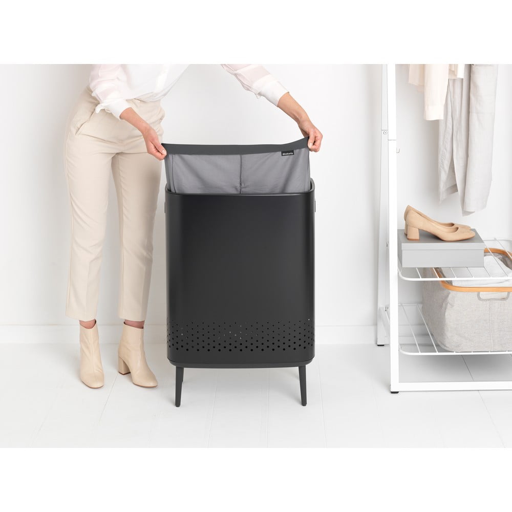 Metalowy kosz na pranie w kolorze matowej czerni 90 l Bo Hi – Brabantia (zdjęcie 6)