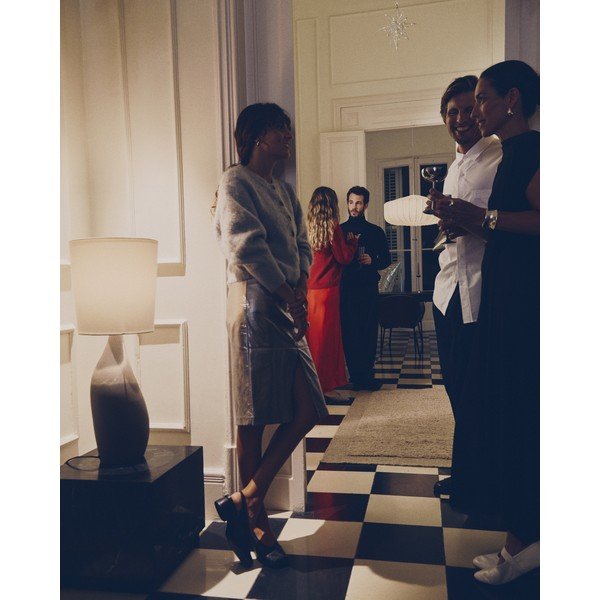 Biało-jasnoszara lampa stołowa z tekstylnym kloszem (wysokość 77 cm) Viona – Kave Home-image-3