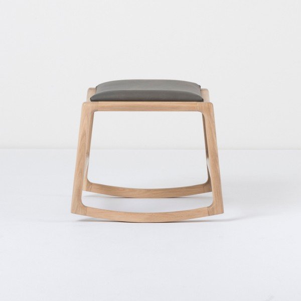 Podnóżek z konstrukcją z litego drewna dębowego i szarym skórzanym elementem Gazzda Dedo-image-2