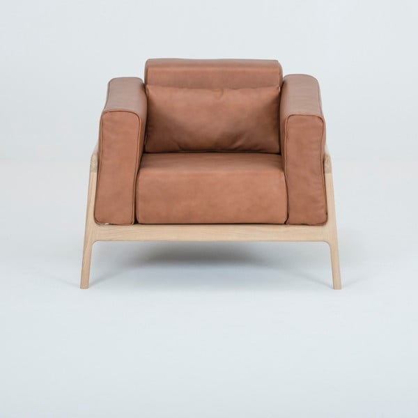 Karmelowy fotel z konstrukcją z litego drewna dębowego Gazzda Fawn-image-1