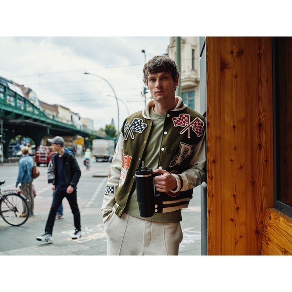 Czarny termos ze stali nierdzewnej ze słomką 890 ml Quencher H2.O FlowState™ Tumbler Black 2.0 – Stanley-image-1