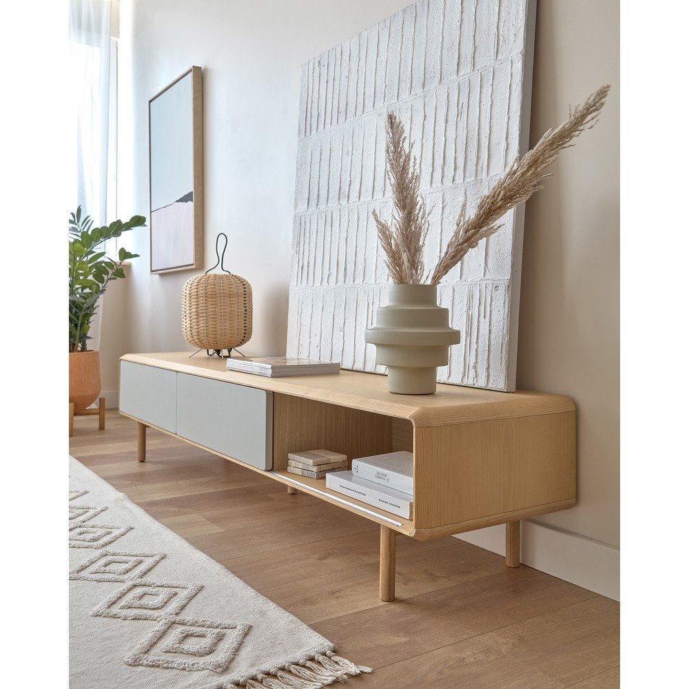 Szaro-naturalna szafka pod TV w dekorze jesionu 180x41x42 cm Anielle – Kave Home (zdjęcie 9)