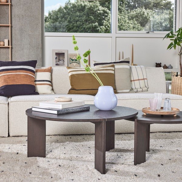 Okrągły stolik z litego drewna jesionowego w ciemnym naturalnym kolorze ø 65 cm Oy – OYOY Living Design-image-1