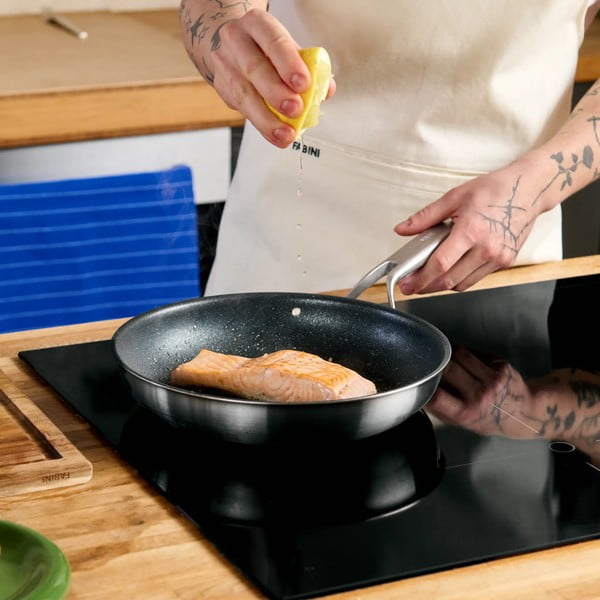 Patelnia ze stali nierdzewnej z powłoką nieprzywierającą ø 26 cm Lucca 3.0 – FABINI-image-1