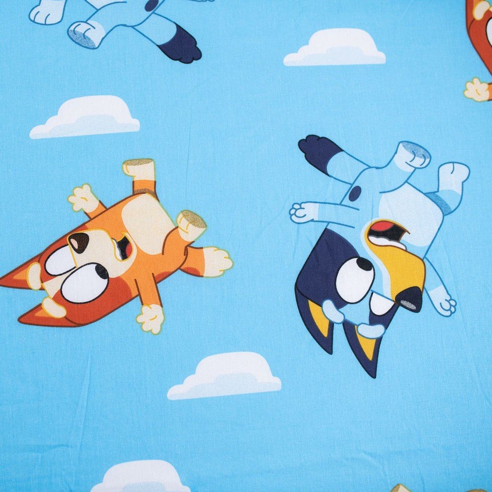 Niebieskie bawełniane prześcieradło dziecięce jednoosobowe z gumką 90x200 cm Bluey – Jerry Fabrics (zdjęcie 3)