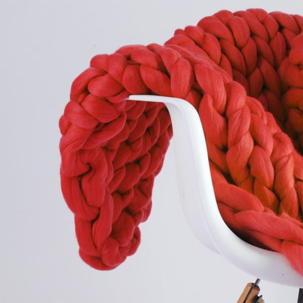 Czerwony ręcznie tkany koc z wełny merino Concepttual Chunky, 125x130 cm