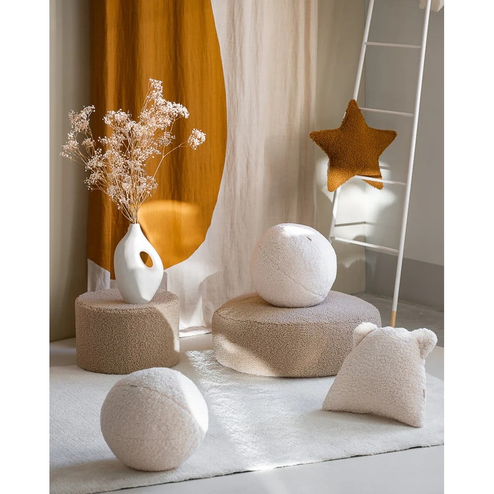 Kremowa poduszka na sofę dziecięcą z materiału bouclé Bear – Wigiwama (zdjęcie 6)