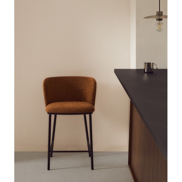 Tapicerowany hoker w kolorze terakoty (wysokość siedziska 65 cm) Ciselia – Kave Home-image-1