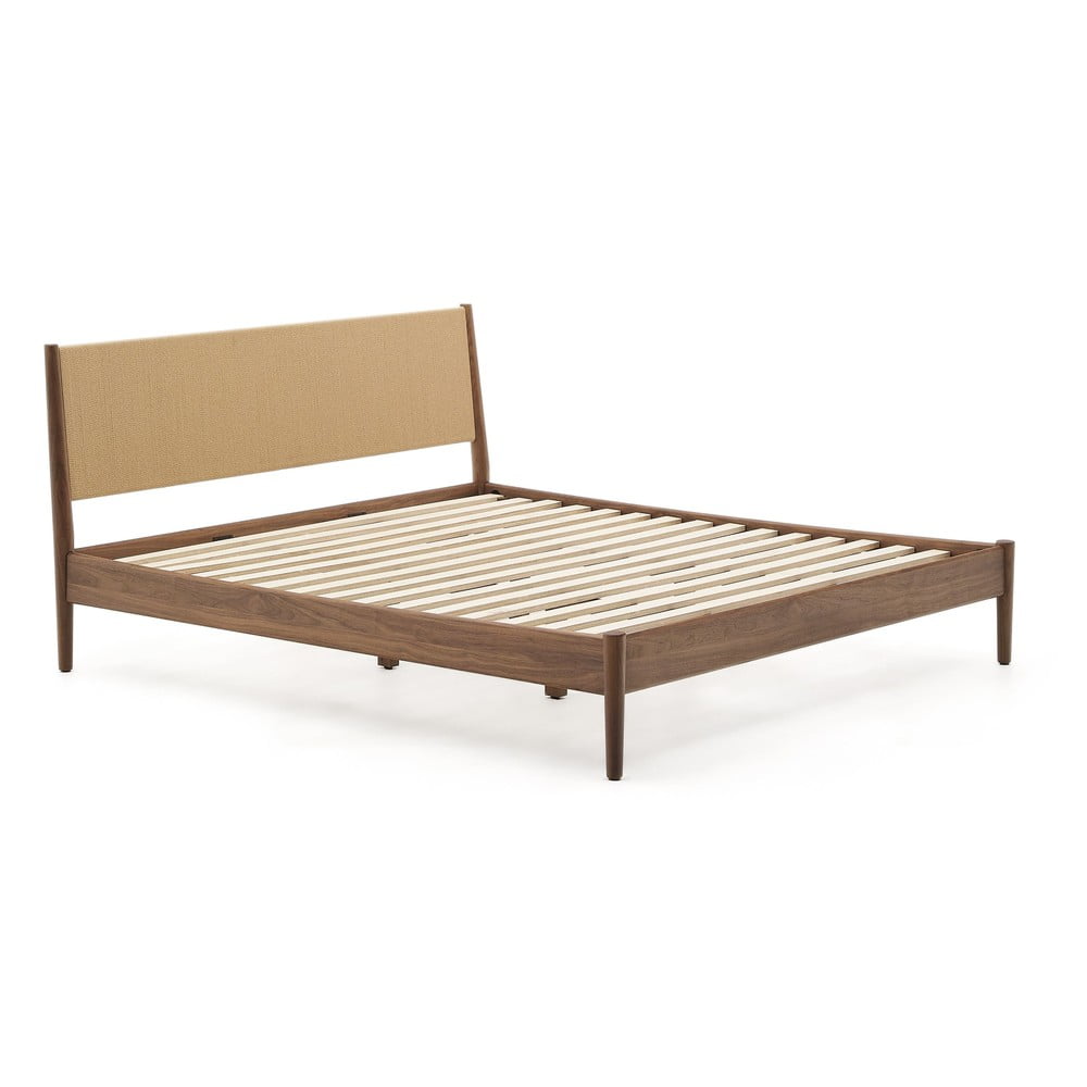 Ciemnobrązowe łóżko dwuosobowe z litego drewna orzechowego ze stelażem 180x200 cm Elan – Kave Home