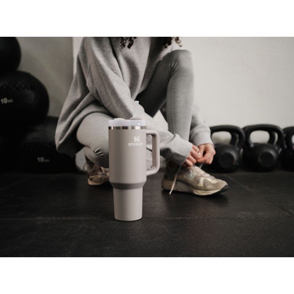 Jasnoszary termos ze stali nierdzewnej ze słomką 890 ml Quencher H2.O FlowState™ Tumbler Ash – Stanley-image-1