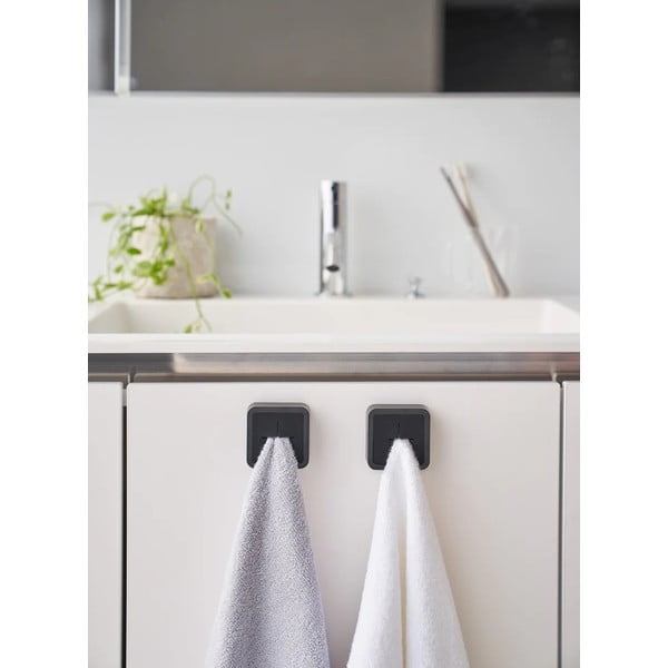 Czarny samoprzylepny plastikowy wieszak na ścierki kuchenne Film Hook – YAMAZAKI-image-1