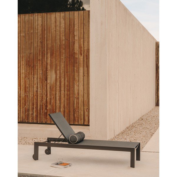 Czarny metalowy leżak ogrodowy Canutells – Kave Home-image-1
