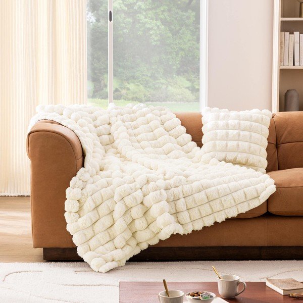 Kremowy koc z mikropluszu/ze sztucznego futra 180x220 cm Igloo – douceur d'intérieur-image-1